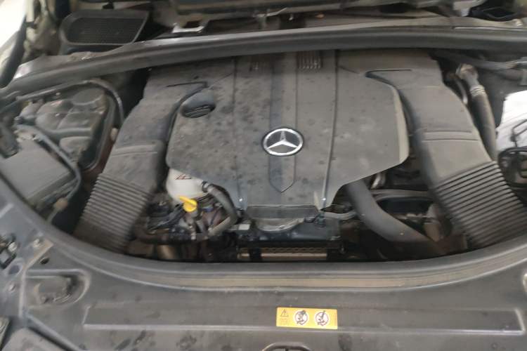 Used Mercedes-Benz R-Class 2014 R 320 4MATIC Business Model Engine Bay