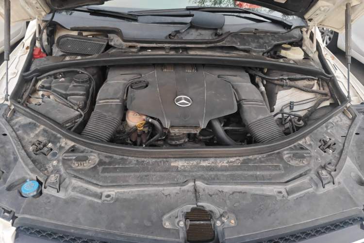 Used Mercedes-Benz R-Class 2014 R 320 4MATIC Business Model Engine Bay