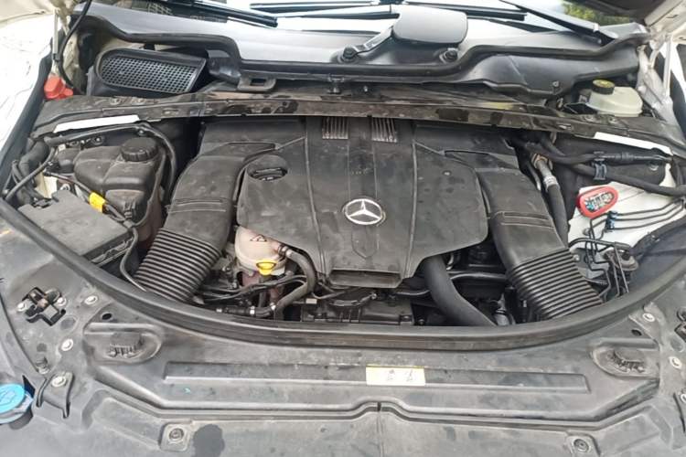 Used Mercedes-Benz R-Class 2014 R 320 4MATIC Business Model Engine Bay
