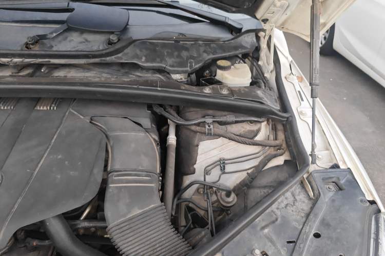 Used Mercedes-Benz R-Class 2014 R 320 4MATIC Business Model Engine Bay Left