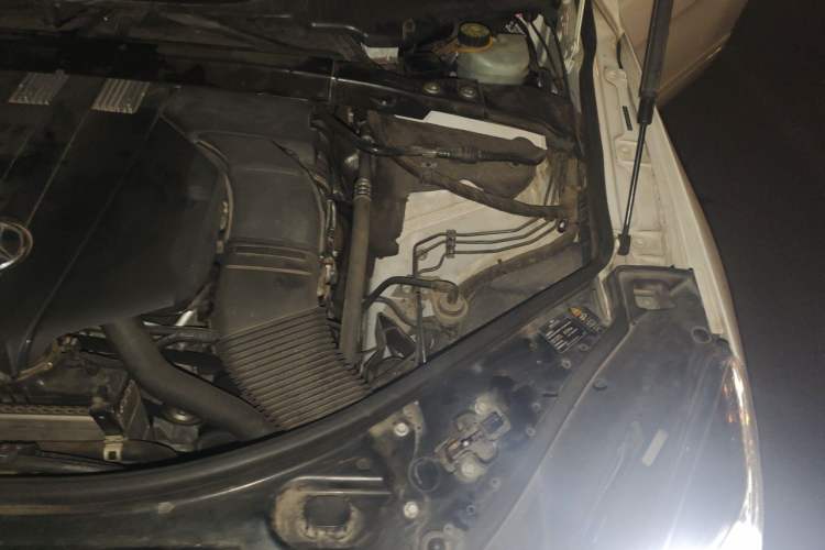 Used Mercedes-Benz R-Class 2014 R 320 4MATIC Luxury Model Engine Bay Left
