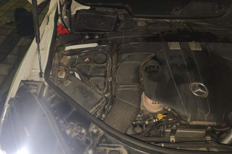 Used Mercedes-Benz R-Class 2014 R 320 4MATIC Luxury Model Engine Bay Right