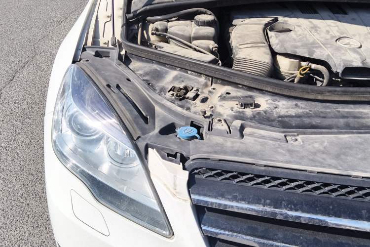 Used Mercedes-Benz R-Class 2014 R 320 4MATIC Luxury Model Engine Bay Right