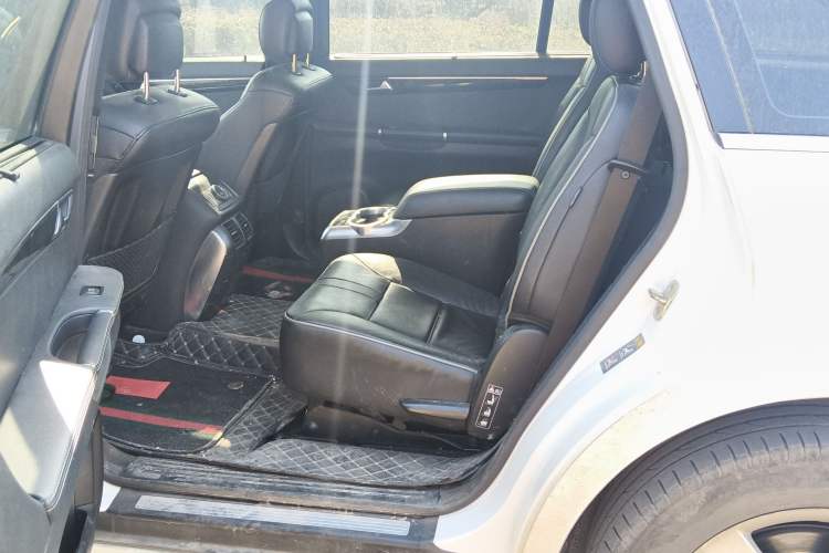 Used Mercedes-Benz R-Class 2014 R 320 4MATIC Luxury Model Left Rear Seat