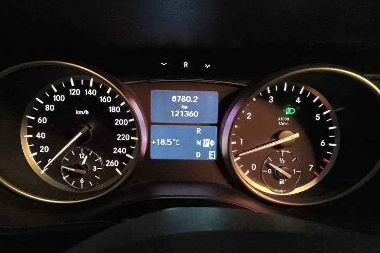 Used Mercedes-Benz R-Class 2014 R 320 4MATIC Business Model Odometer Close Up