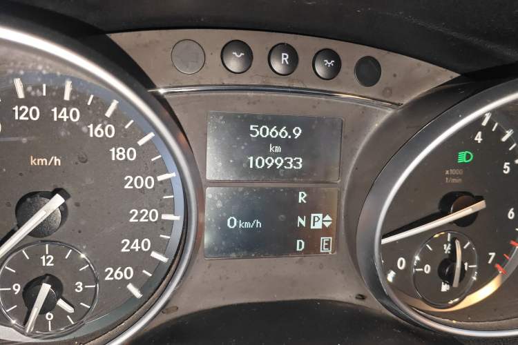 Used Mercedes-Benz R-Class 2014 R 320 4MATIC Business Model Odometer Close Up