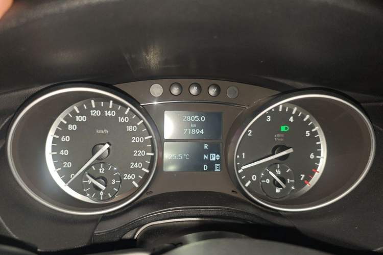 Used Mercedes-Benz R-Class 2014 R 320 4MATIC Luxury Model Odometer Close Up
