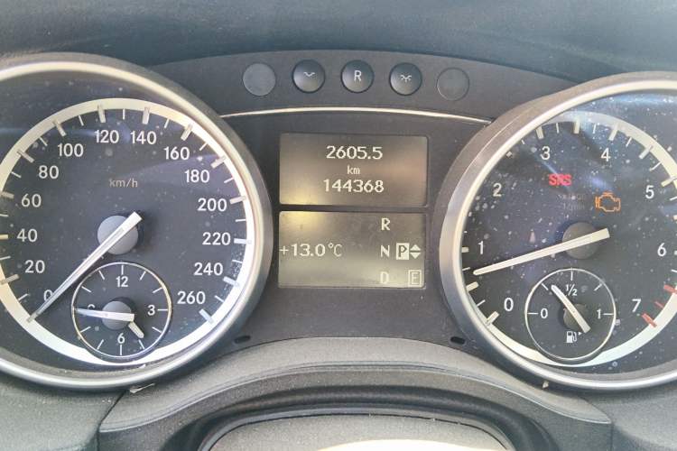 Used Mercedes-Benz R-Class 2014 R 320 4MATIC Luxury Model Odometer Close Up