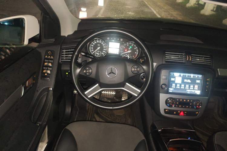 Used Mercedes-Benz R-Class 2014 R 320 4MATIC Luxury Model Steering Wheel