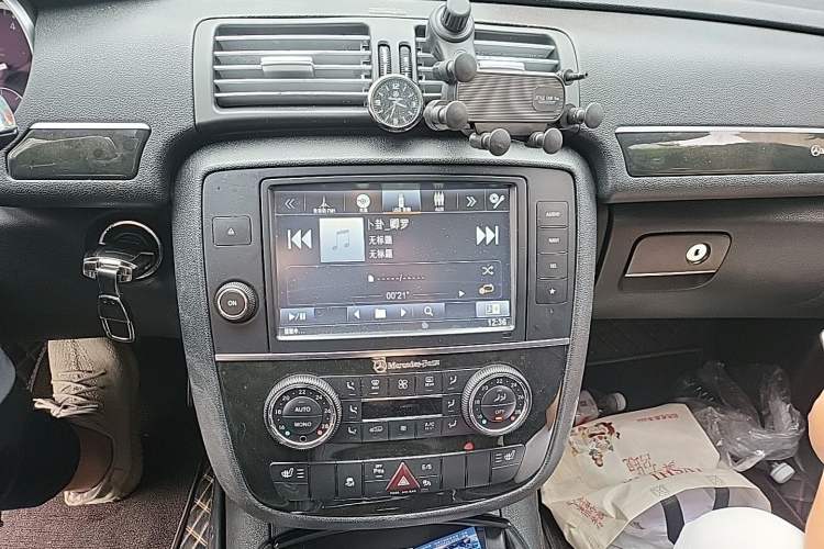 Used Mercedes-Benz R-Class 2015 R 400 4MATIC Business Model Audio And AC Panel