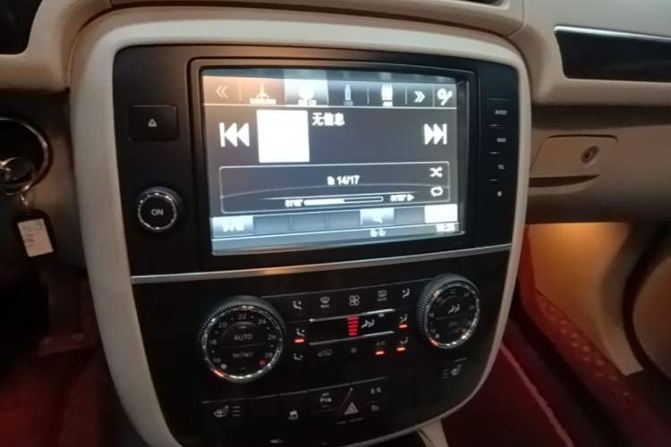 Used Mercedes-Benz R-Class 2015 R 400 4MATIC Business Model Audio And AC Panel