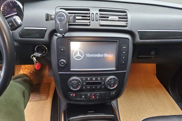 Used Mercedes-Benz R-Class 2015 R 400 4MATIC Business Model Audio And AC Panel