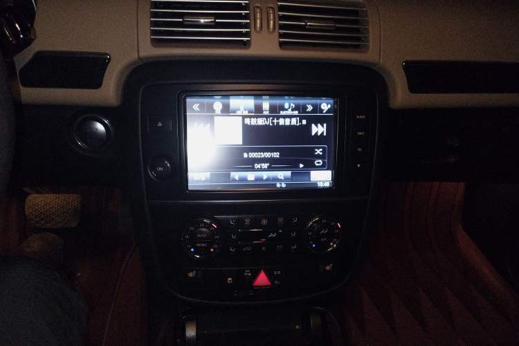 Used Mercedes-Benz R-Class 2015 R 400 4MATIC Luxury Model Audio And AC Panel