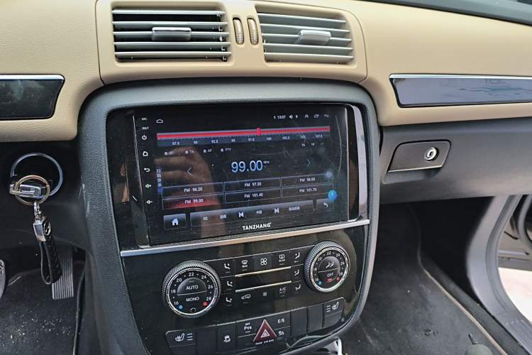 Used Mercedes-Benz R-Class 2015 R 320 4MATIC Luxury Model Audio And AC Panel