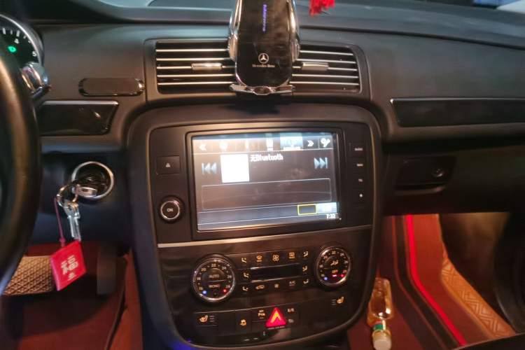 Used Mercedes-Benz R-Class 2015 R 400 4MATIC Business Model Audio And AC Panel