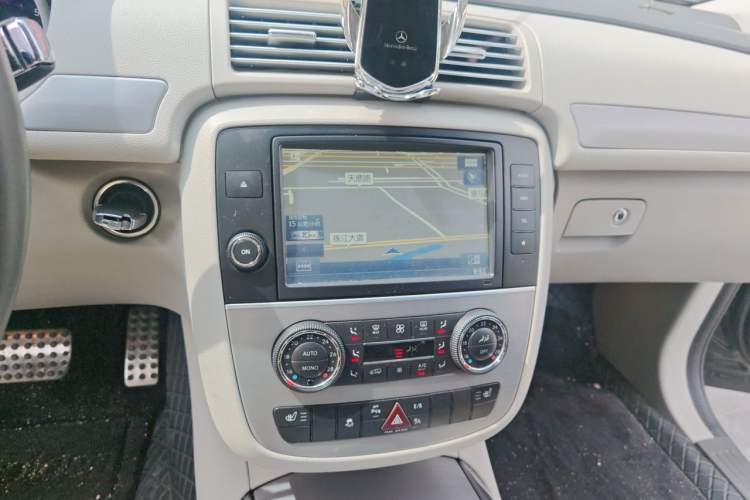 Used Mercedes-Benz R-Class 2015 R 320 4MATIC Luxury Model Audio And AC Panel
