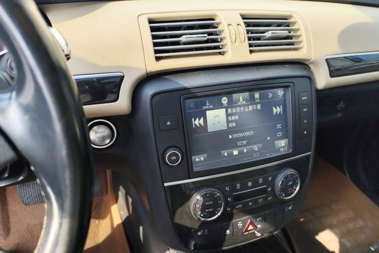 Used Mercedes-Benz R-Class 2015 R 400 4MATIC Luxury Model Audio And AC Panel