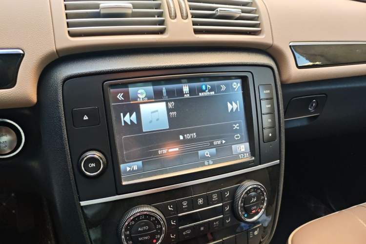 Used Mercedes-Benz R-Class 2015 R 400 4MATIC Luxury Model Audio And AC Panel