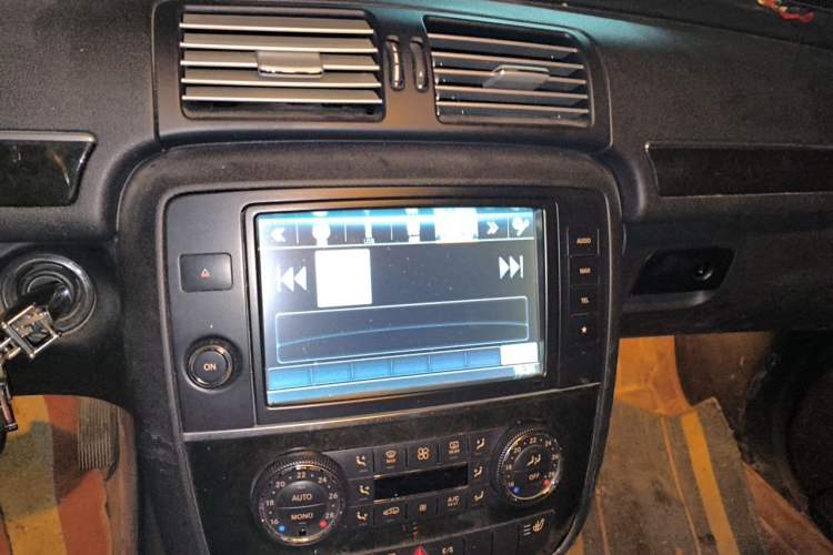 Used Mercedes-Benz R-Class 2015 R 320 4MATIC Luxury Model Audio And AC Panel