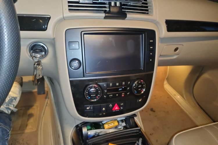 Used Mercedes-Benz R-Class 2015 R 320 4MATIC Luxury Model Audio And AC Panel