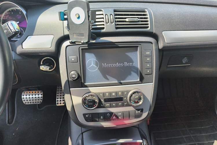 Used Mercedes-Benz R-Class 2015 R 320 4MATIC Luxury Model Audio And AC Panel