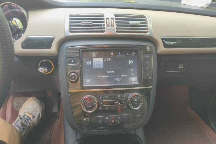 Used Mercedes-Benz R-Class 2015 R 320 4MATIC Luxury Model Audio And AC Panel