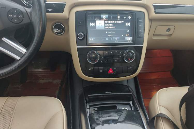 Used Mercedes-Benz R-Class 2015 R 400 4MATIC Luxury Model Audio And AC Panel