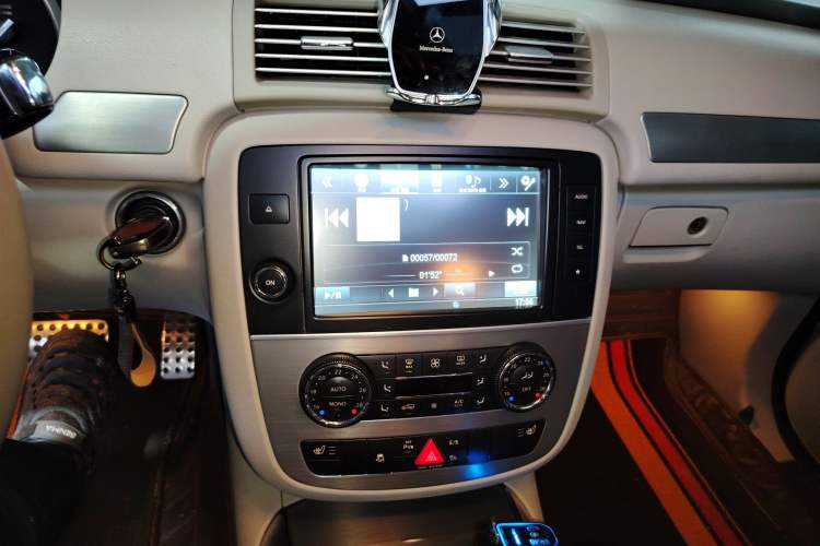 Used Mercedes-Benz R-Class 2015 R 320 4MATIC Luxury Model Audio And AC Panel