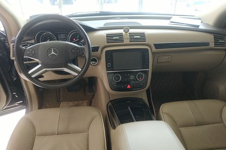Used Mercedes-Benz R-Class 2015 R 320 4MATIC Luxury Model Center Console
