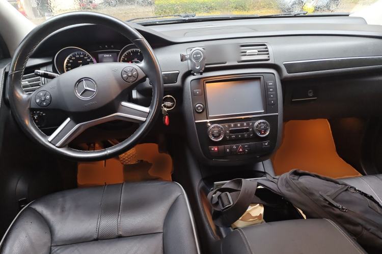 Used Mercedes-Benz R-Class 2015 R 400 4MATIC Business Model Center Console