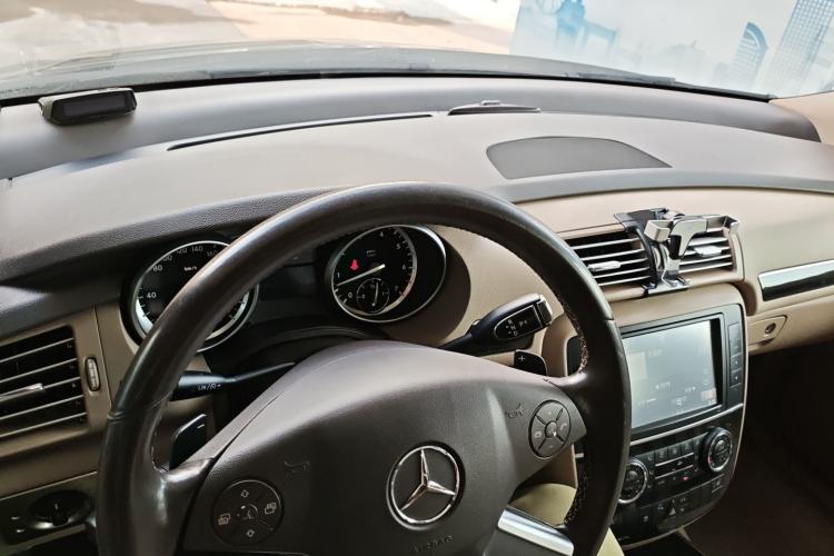 Used Mercedes-Benz R-Class 2015 R 320 4MATIC Luxury Model Center Console
