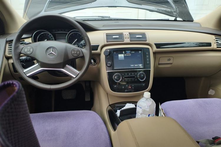 Used Mercedes-Benz R-Class 2015 R 320 4MATIC Luxury Model Center Console