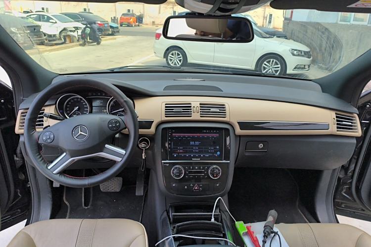 Used Mercedes-Benz R-Class 2015 R 320 4MATIC Luxury Model Center Console