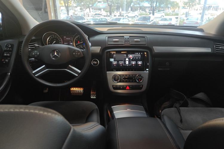 Used Mercedes-Benz R-Class 2015 R 320 4MATIC Luxury Model Center Console