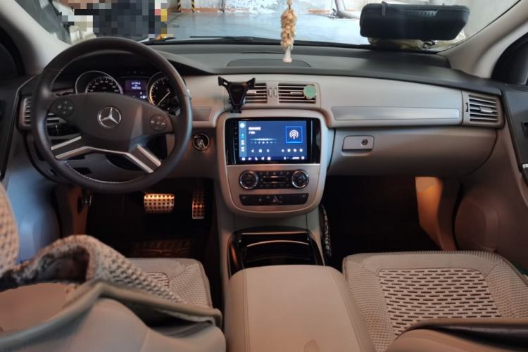 Used Mercedes-Benz R-Class 2015 R 320 4MATIC Luxury Model Center Console