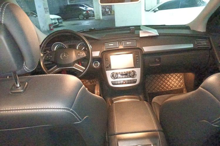 Used Mercedes-Benz R-Class 2015 R 320 4MATIC Luxury Model Center Console