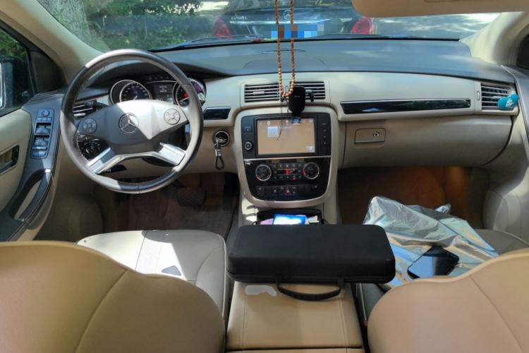 Used Mercedes-Benz R-Class 2015 R 320 4MATIC Luxury Model Center Console