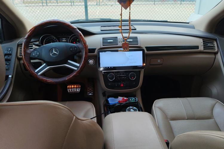 Used Mercedes-Benz R-Class 2015 R 400 4MATIC Business Model Center Console