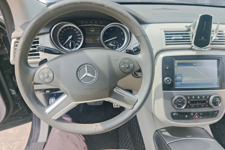Used Mercedes-Benz R-Class 2015 R 320 4MATIC Luxury Model Center Console