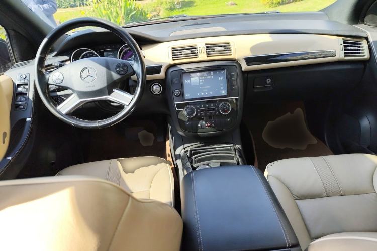 Used Mercedes-Benz R-Class 2015 R 400 4MATIC Luxury Model Center Console