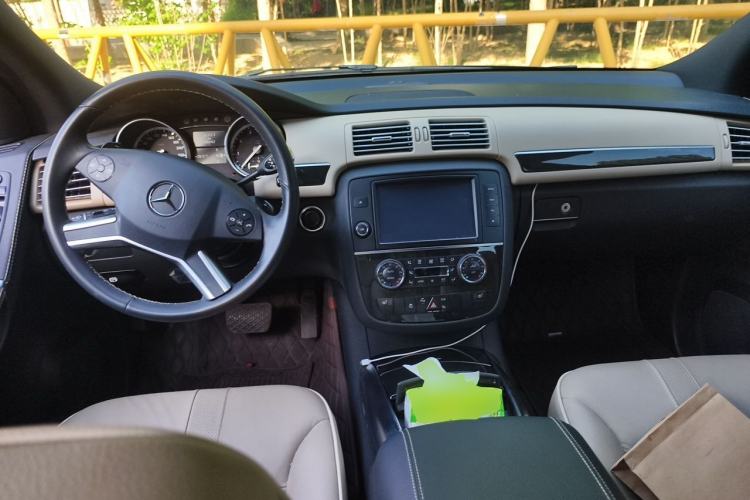 Used Mercedes-Benz R-Class 2015 R 320 4MATIC Luxury Model Center Console