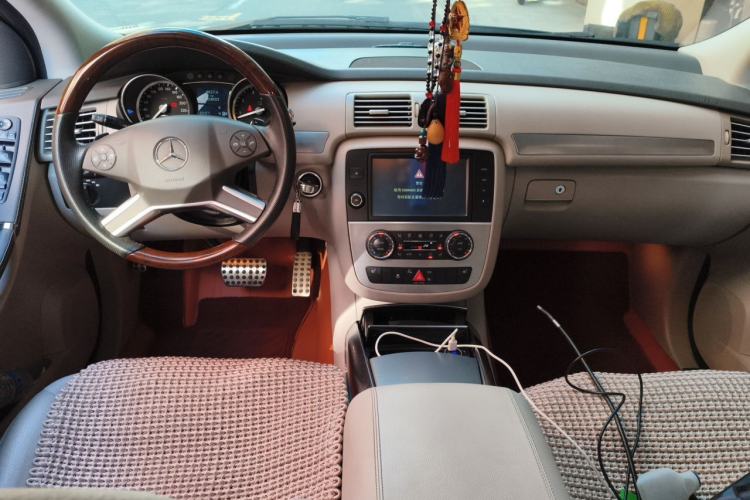 Used Mercedes-Benz R-Class 2015 R 320 4MATIC Luxury Model Center Console