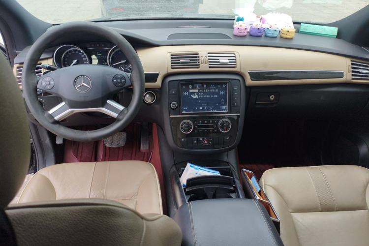 Used Mercedes-Benz R-Class 2015 R 400 4MATIC Luxury Model Center Console
