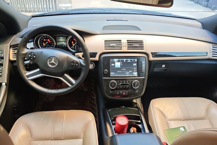 Used Mercedes-Benz R-Class 2015 R 400 4MATIC Luxury Model Center Console