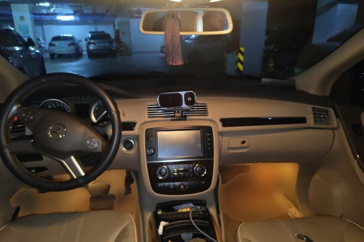 Used Mercedes-Benz R-Class 2015 R 320 4MATIC Luxury Model Center Console