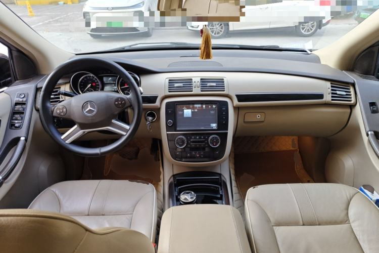 Used Mercedes-Benz R-Class 2015 R 320 4MATIC Luxury Model Center Console