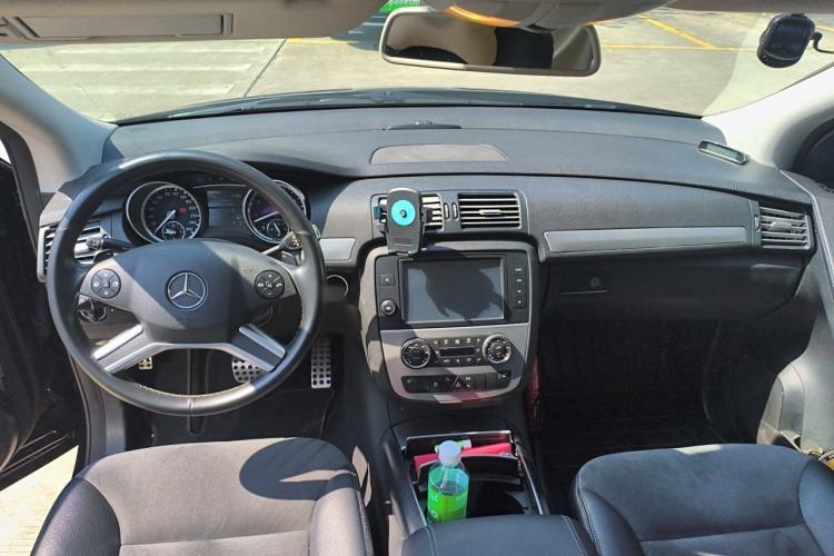 Used Mercedes-Benz R-Class 2015 R 320 4MATIC Luxury Model Center Console