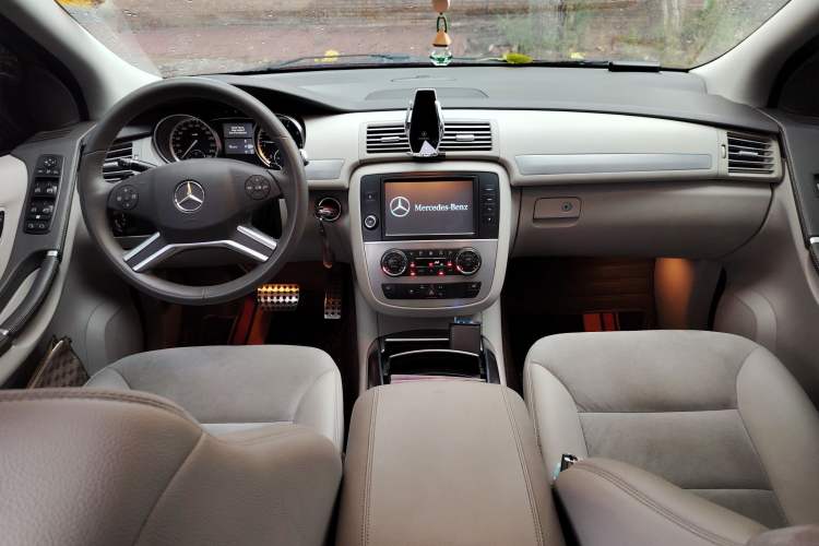 Used Mercedes-Benz R-Class 2015 R 320 4MATIC Luxury Model Center Console