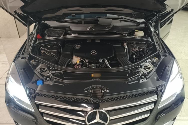 Used Mercedes-Benz R-Class 2015 R 320 4MATIC Luxury Model Engine Bay