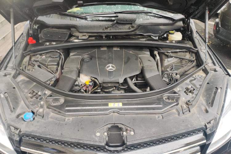 Used Mercedes-Benz R-Class 2015 R 320 4MATIC Luxury Model Engine Bay